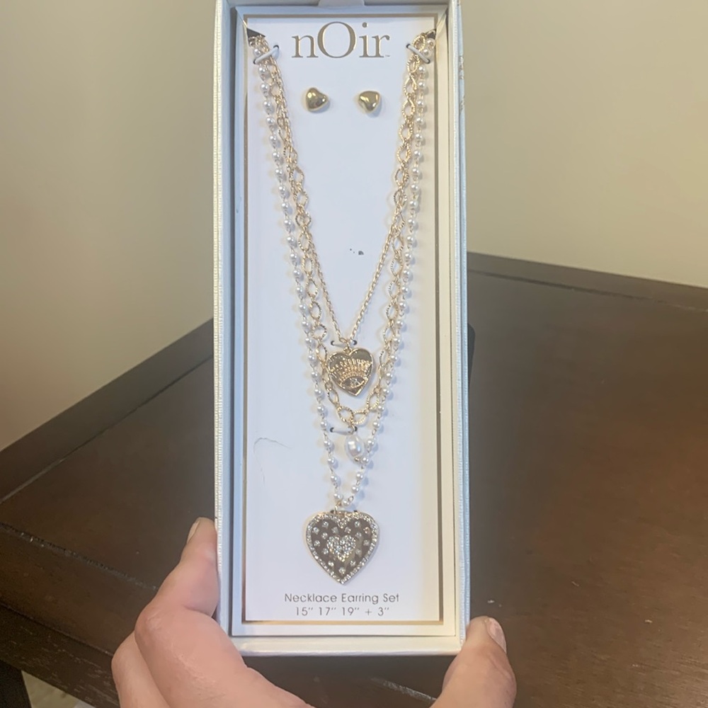 Noir necklace and earring set